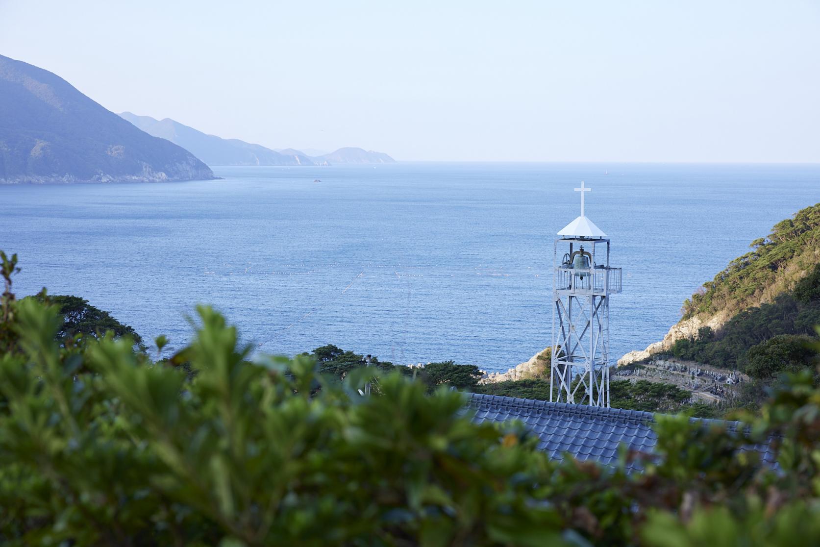 海を見下ろす木陰の教会-1