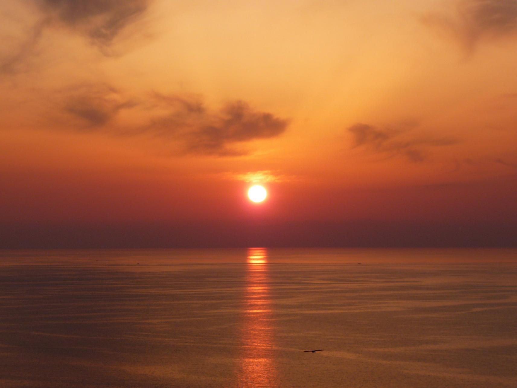 真夏の水平線に沈む黄金の夕日-1
