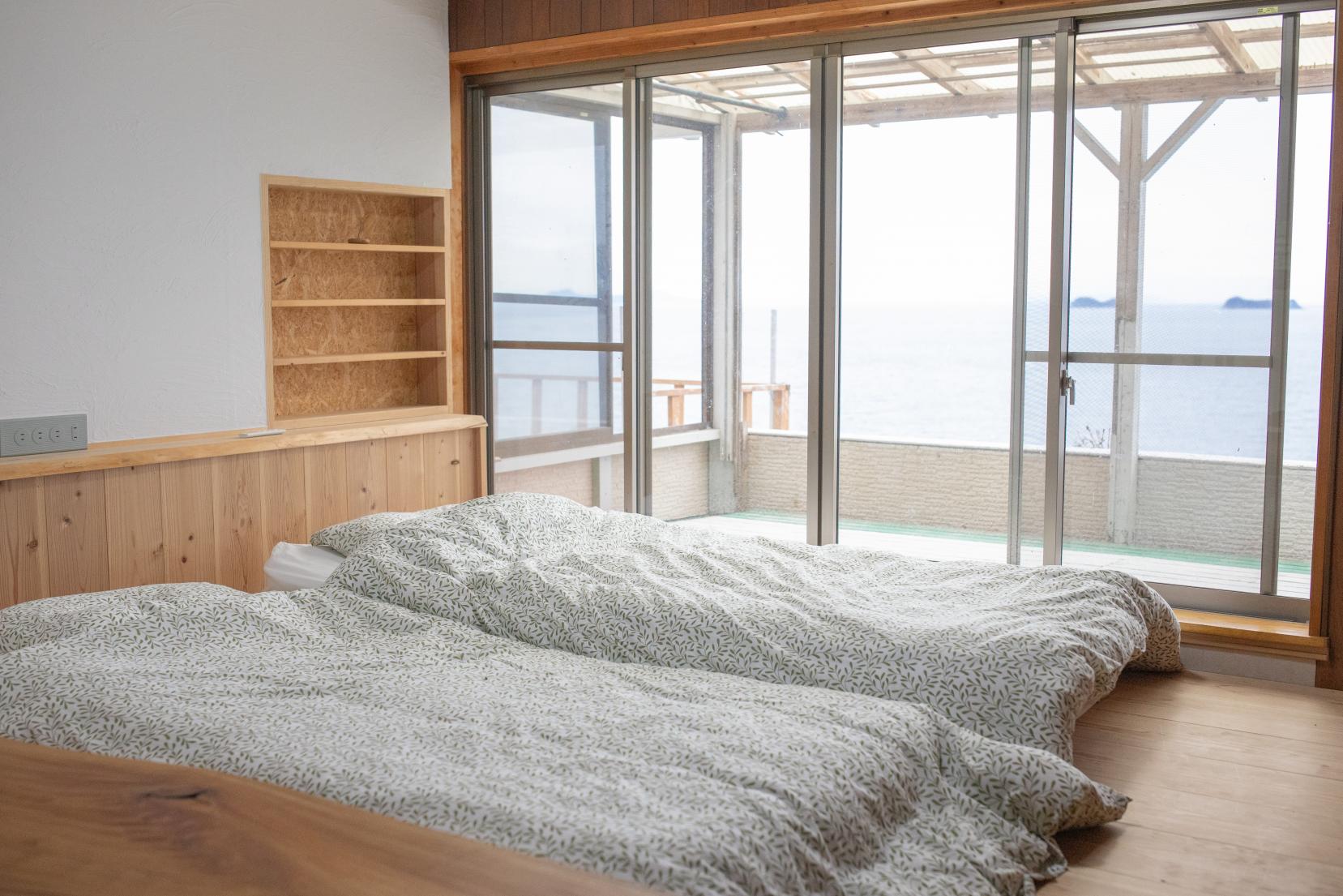 朝日を浴びて起きることができるベッドルーム